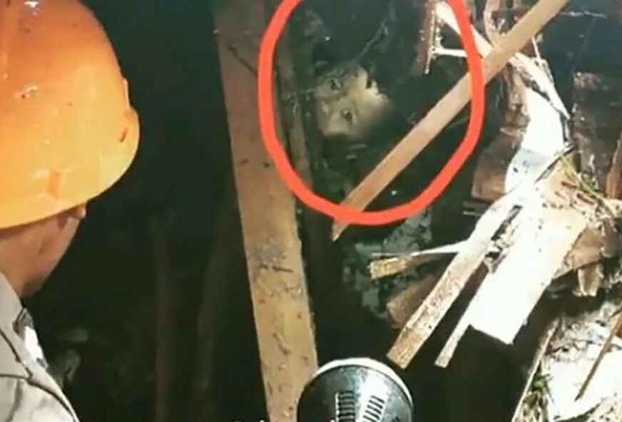 IMAO JE MNOGO SREĆE Dječak (5) je preživio cunami, spasioci su ga našli ZATRPANOG  I BLATNJAVOG u automobilu (VIDEO)