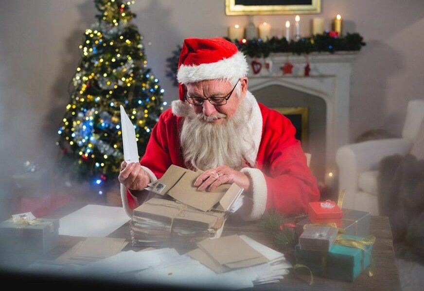 VESELJE NA GRANICI Ruski i finski Djed Mraz razmijenili poklone (FOTO, VIDEO)