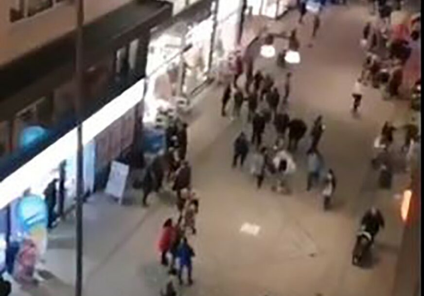 PANIKA I STAMPEDO U DORTMUNDU Tinejdžeri bacili petarde u tržnom centru, posjetioci pomislili da je TERORISTIČKI NAPAD (VIDEO)