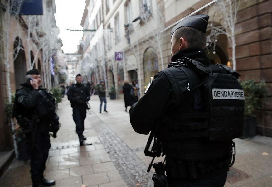 "NE MOŽETE NAS KUPITI" Francuski policajci koji su obezbjeđivali Pariz tokom protesta ODBILI 300 EVRA BONUSA
