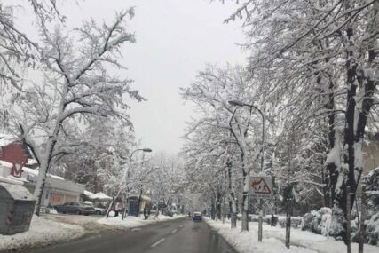 BABA MARTA POKAZALA ZUBE Snježne padavine otežavaju saobraćaj, vozite oprezno 