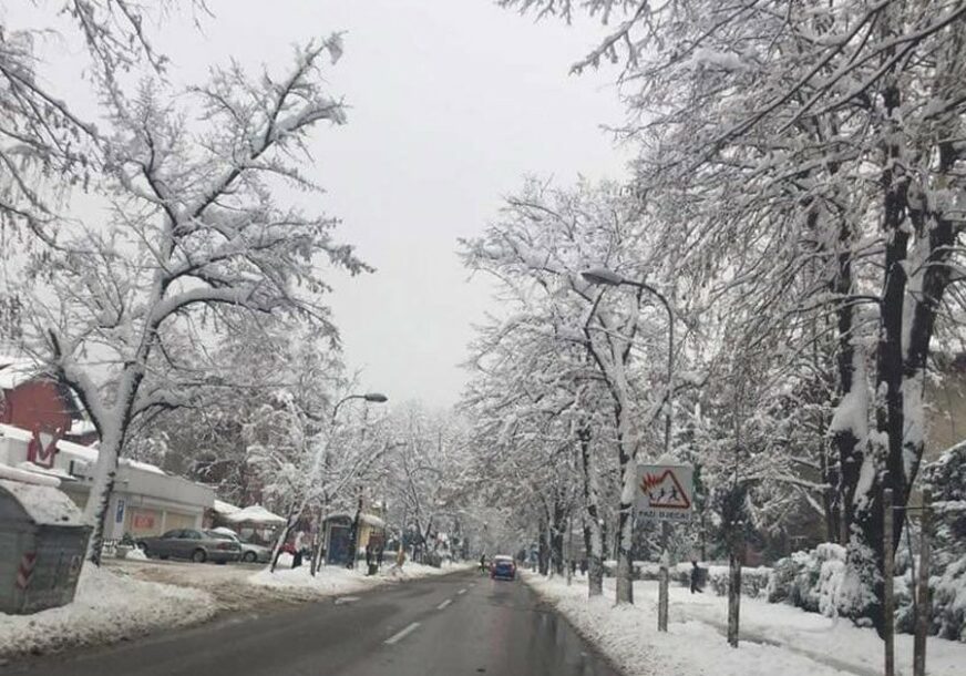 BABA MARTA POKAZALA ZUBE Snježne padavine otežavaju saobraćaj, vozite oprezno 