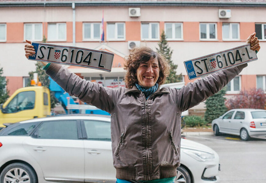 ZAMRŠENI ČVOR Hrvatica usred Srbije podigla u vazduh SPLITSKE TABLICE, evo njene PORUKE ZA SRBE