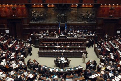 GEJ POLITIČARI U STRASNOM ZANOSU Dva poslanika snimljena u toaletu italijanskog parlamenta tokom SEKSA