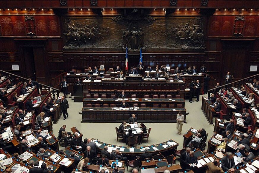GEJ POLITIČARI U STRASNOM ZANOSU Dva poslanika snimljena u toaletu italijanskog parlamenta tokom SEKSA
