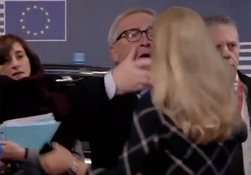 NOVI GAF JUNKERA Na samitu u Briselu snimljen kako MRSI KOSU nepoznatoj ženi (VIDEO)