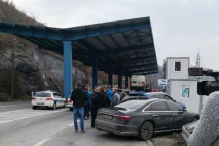 OTVOREN SAOBRAĆAJ Prva vozila prešla preko prelaza Jarinje i Brnjak