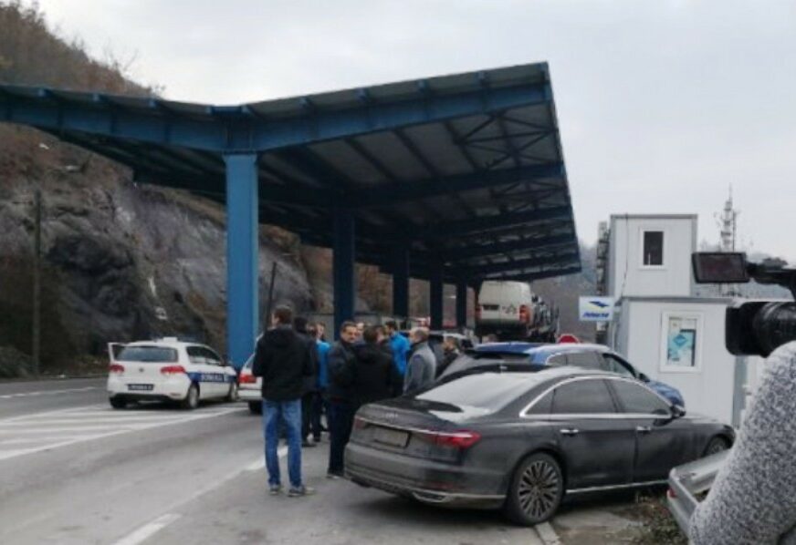 OTVOREN SAOBRAĆAJ Prva vozila prešla preko prelaza Jarinje i Brnjak