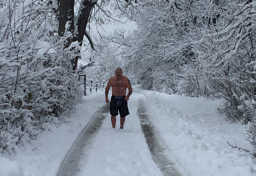 Trčao bez odjeće po snijegu pet kilometara a onda je URADIO OVO (FOTO)
