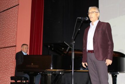 Predsjednik SO Gradiška dokazao da NIKAD NIJE KASNO: Ne pjeva poslije političkih govora niti govori poslije pjevanja (FOTO, VIDEO)