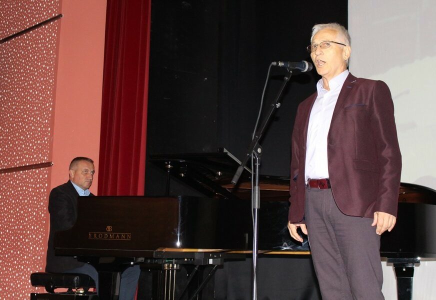 Predsjednik SO Gradiška dokazao da NIKAD NIJE KASNO: Ne pjeva poslije političkih govora niti govori poslije pjevanja (FOTO, VIDEO)