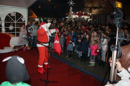 Dolaskom Djeda Mraza na Trg Milana Jelića počela manifestacija "Zimski grad Modriča"