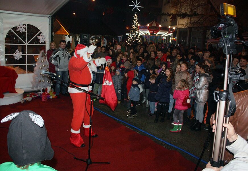 Dolaskom Djeda Mraza na Trg Milana Jelića počela manifestacija "Zimski grad Modriča"