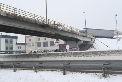 SAOBRAĆAJNI RULET Dizalicom oštećen nadvožnjak u Trnu, kamiondžije ignorišu ZNAKOVE ZABRANE