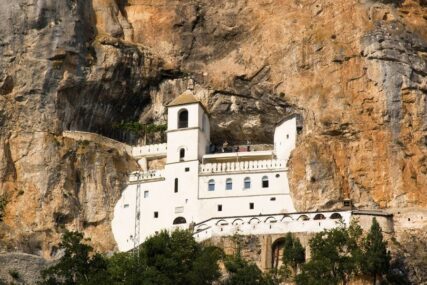 "DALJE RUKE OD SVETINJA" Bjelopavlići poručili da će svim silama braniti manastire