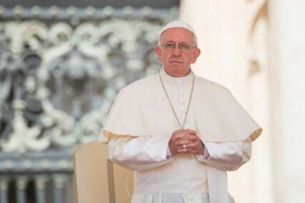 “PRODAJU ORUŽJE, POTPIRUJU KONFLIKTE” Papa osudio Evropu i Ameriku zbog OVOGA