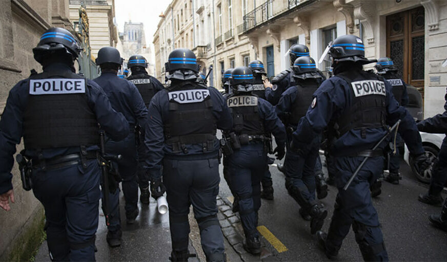 Policajac u Francuskoj UPERIO PIŠTOLJ u demonstrante (VIDEO)
