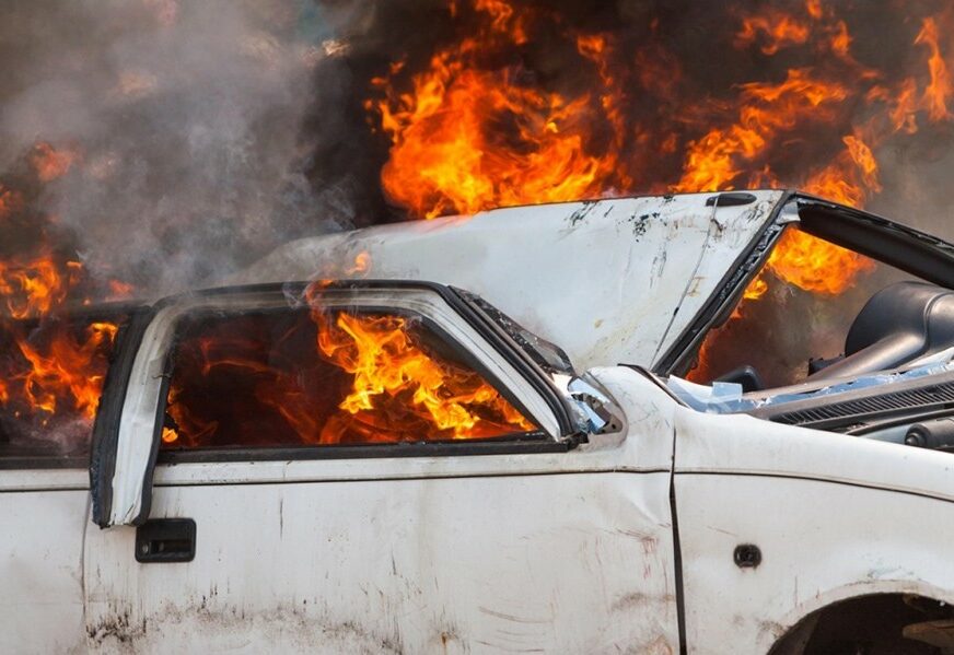 U ISTOJ ULICI U Palama noćas izgorjela dva automobila