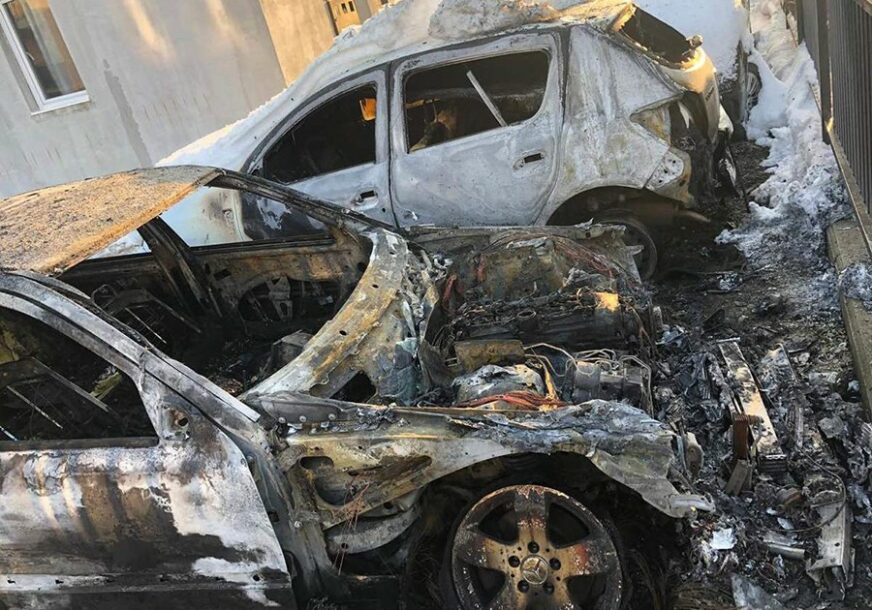 "U BLIZINI SU PRONAĐENE FLAŠE" Izgorjela četiri automobila rent-a-kara u Ilidži, vlasnik uvjeren DA SU ZAPALJENA (VIDEO)