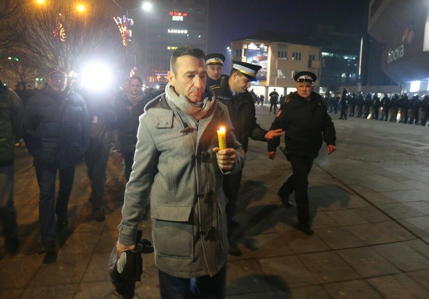 HILJADE BANJALUČANA I VEČERAS NA ULICAMA Dragičević: U nedjelju iznosim zahtjeve koji moraju biti ispunjeni do 9. januara (FOTO, VIDEO)