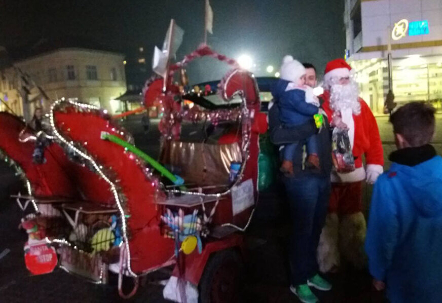 NEIZBRISIVE USPOMENE ZA DJECU Djed Mraz oduševio mališane u Prijedoru (FOTO)