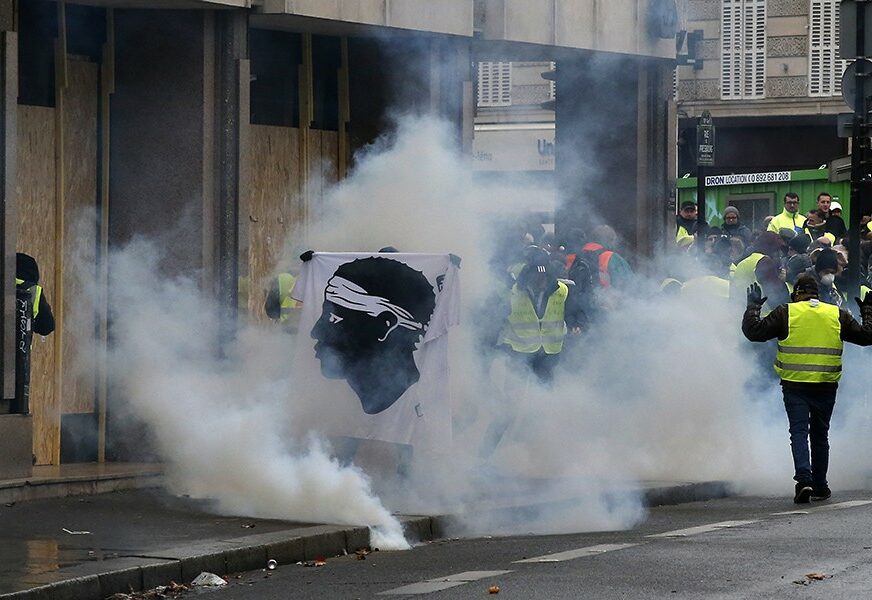 NAPETO U FRANCUSKOJ Do sada uhapšeno 700 demonstranata, BARIKADE U PARIZU (FOTO)