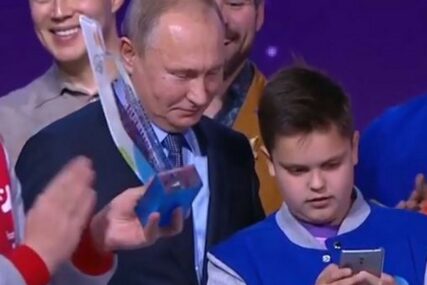 Ovaj dječak je zamalo propustio SELFI SA PUTINOM zbog problema sa telefonom, ali onda je STIGLA PODRŠKA (VIDEO)  