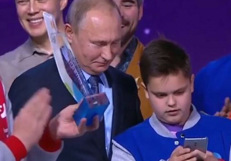 Ovaj dječak je zamalo propustio SELFI SA PUTINOM zbog problema sa telefonom, ali onda je STIGLA PODRŠKA (VIDEO)  