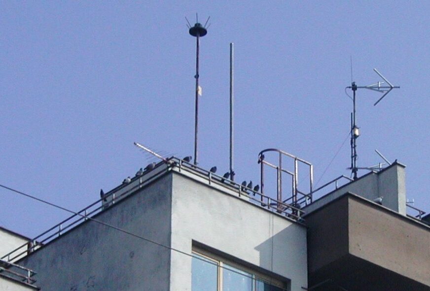 Radioaktivni gromobrani siju strah u Gradiški: Istekao im rok, ali NEMA KO da ih ukloni