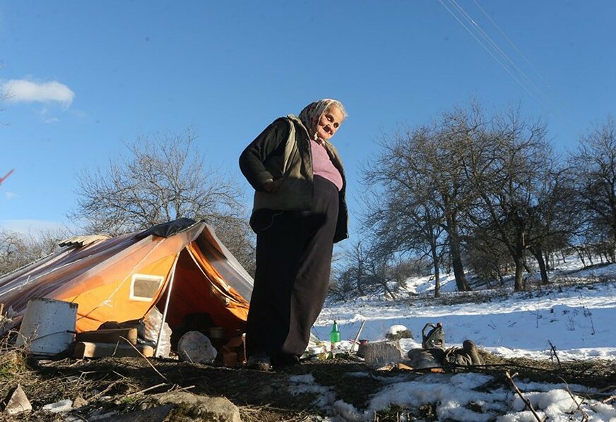 Priča o baki Rađeni DOBILA SREĆAN KRAJ: Starica i njen sin više ne žive u ŠATORU, uskoro idu kući