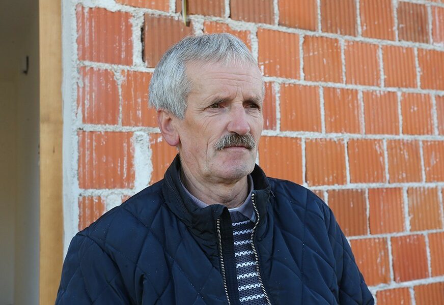 "ČUDIM SE KAKO SAM ŽIVCE SAČUVAO" Nakon brojnih protesta i deložacija, Radomir Kuzmić sa porodicom KONAČNO U SVOJOJ KUĆI