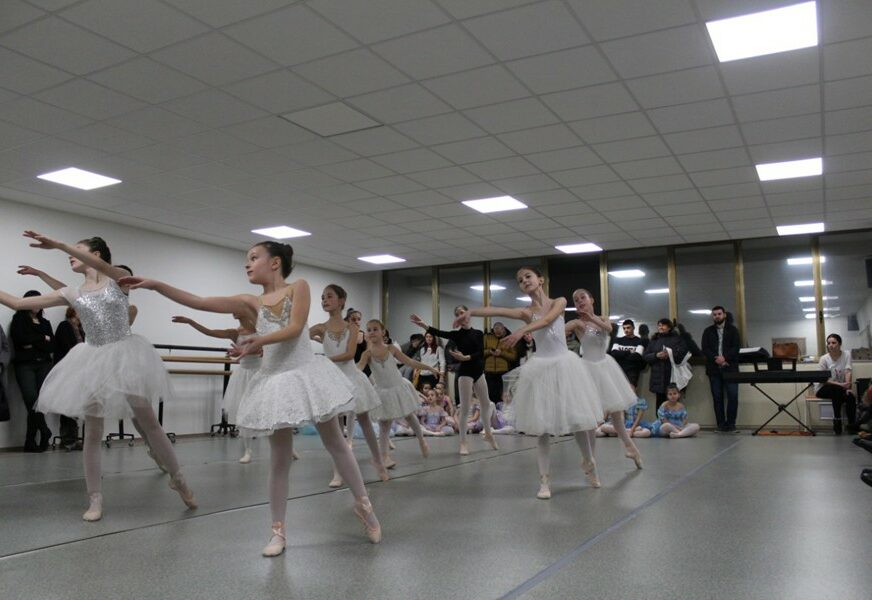 Premijera plesne predstave „Ružno pače“: Priča o odrastanju i ljubavi prema baletu
