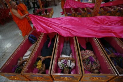 Sreću prizivaju BIZARNIM RITUALIMA