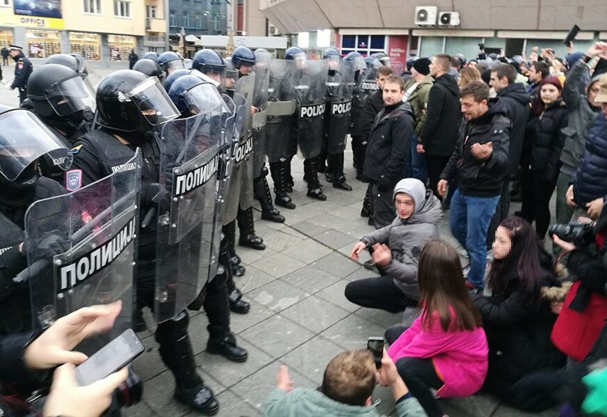 Jedni za OBARANJE ZAKONA, drugi za JAVNU RASPRAVU: Hoće li ZABRANA FOTOGRAFISANJA policije proći u parlamentu Srpske