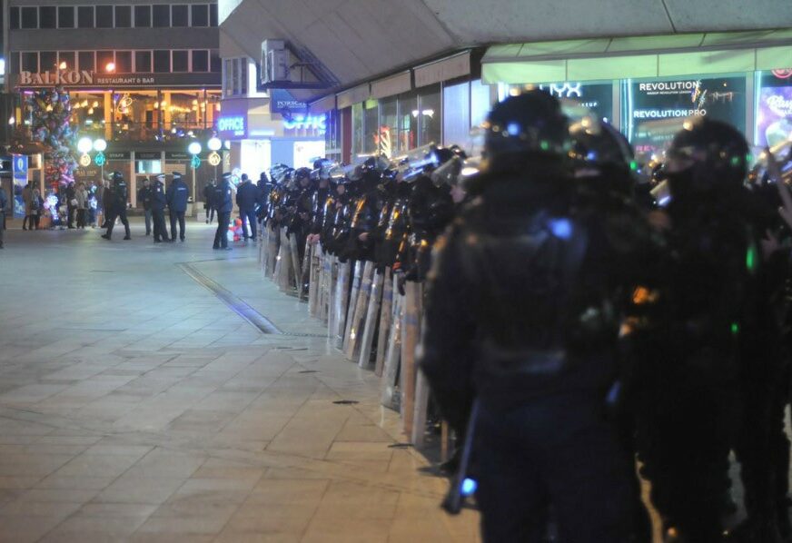 “SAMO ČEKAMO DA NOĆ MIRNO PROĐE!” Pogledajte kako izgleda Trg Krajine u Banjaluci uoči Nove godine (FOTO)
