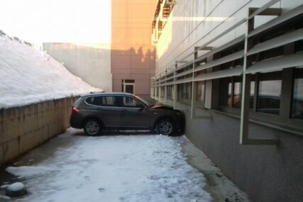 NESVAKIDAŠNJA NEZGODA Sletio s parkinga pa udario u UKC RS (FOTO)