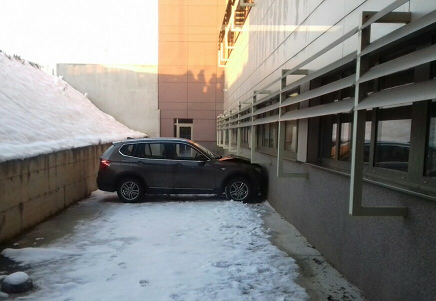NESVAKIDAŠNJA NEZGODA Sletio s parkinga pa udario u UKC RS (FOTO)