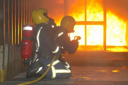 POŽAR U SARAJEVU Gorjela porodična kuća, devet vatrogasaca gasilo vatru