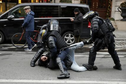 DRAMATIČNO U FRANCUSKOJ Sukobili se demonstranti i policija, ISPALJEN SUZAVAC, hapšenja širom zemlje (FOTO, VIDEO)