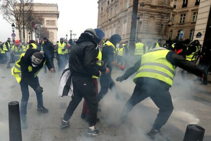 NOVI NEMIRI U PARIZU Policija ispalila suzavac na "žute prsluke", demonstranti blokirali mostove