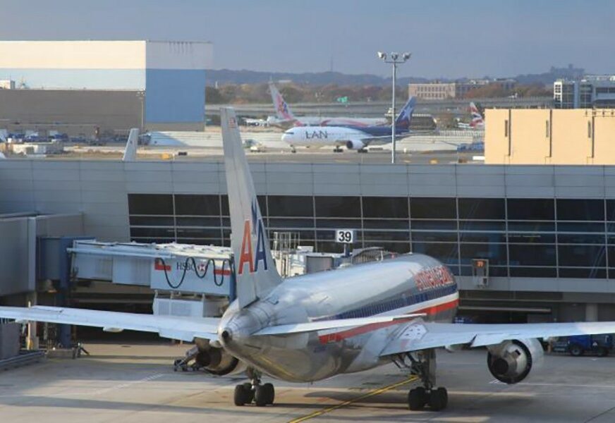 Aerodrom u Hanoveru zatvoren zbog AUTOMOBILA NA PISTI