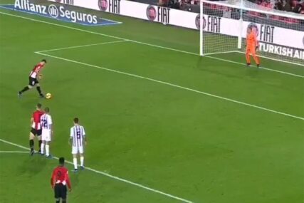 LUKAVOST Iskusni golgeter napravio FORU prilikom izvođenja penala i oduševio navijače (VIDEO)