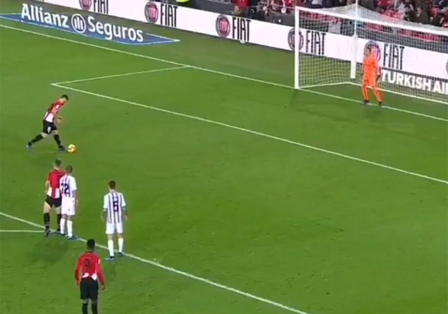 LUKAVOST Iskusni golgeter napravio FORU prilikom izvođenja penala i oduševio navijače (VIDEO)