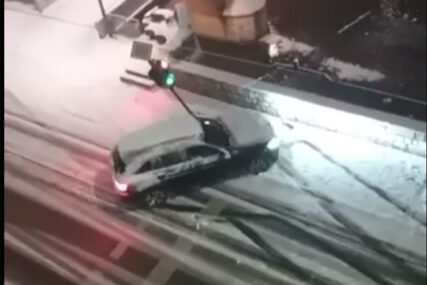 SNIJEG PRAVI PROBLEME Pogledajte kako vozač u Sarajevu ruši semafor (VIDEO)