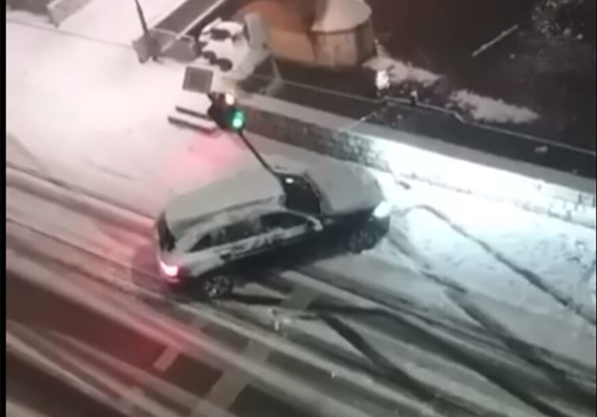 SNIJEG PRAVI PROBLEME Pogledajte kako vozač u Sarajevu ruši semafor (VIDEO)