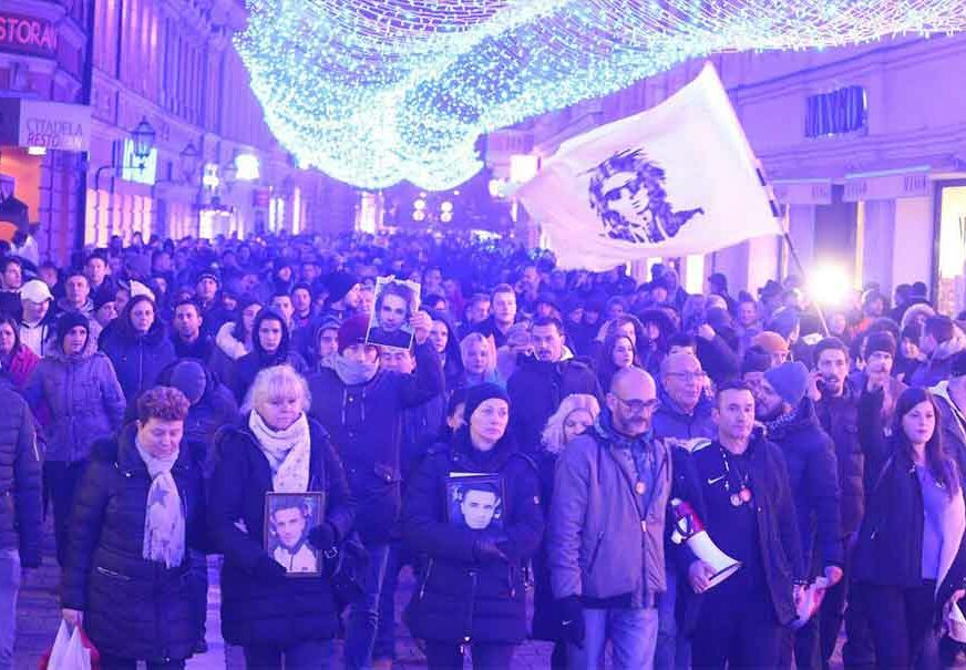PROTEST ZAVRŠEN BEZ INCIDENATA Više hiljada ljudi podržalo porodicu Dragičević, jake policijske snage ZABRANILE OKUPLJANJE NA TRGU
