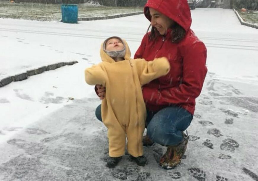 ODUŠEVIĆE VAS! Ovaj mališan je prije nekoliko dana prvi put uživo vidio snijeg (VIDEO)