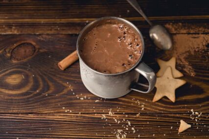 POLUDIĆETE ZA OVIM SLASNIM NAPITKOM Iz njega se preliva čokolada, a tajna je u sastojku koji NAJBOLJE GRIJE ove zime