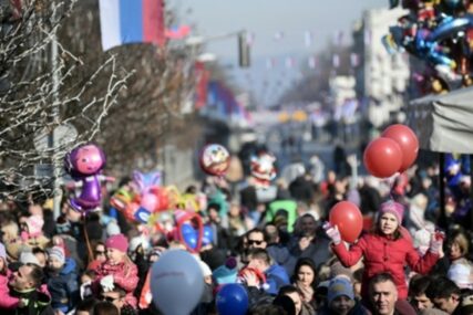 DJEČIJA NOVA GODINA Šašavi klovn i džin na štulama praznuju sa mališanima