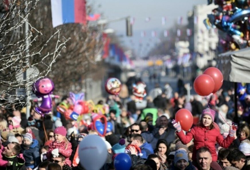 DJEČIJA NOVA GODINA Šašavi klovn i džin na štulama praznuju sa mališanima